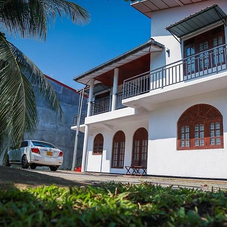 אנוראדפורה Lakeside Villa מראה חיצוני תמונה