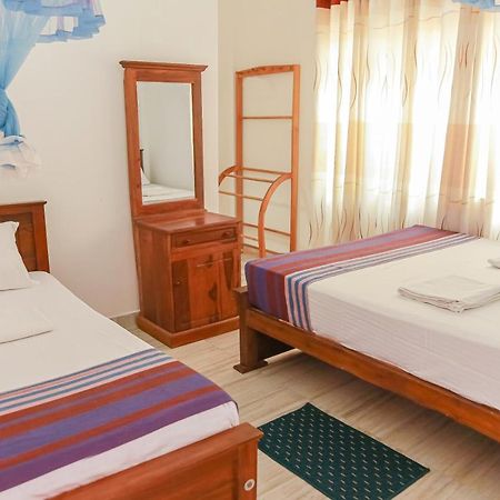 אנוראדפורה Lakeside Villa מראה חיצוני תמונה