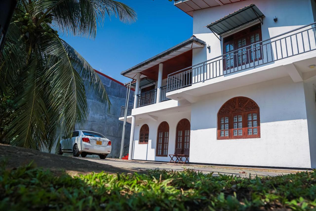 אנוראדפורה Lakeside Villa מראה חיצוני תמונה